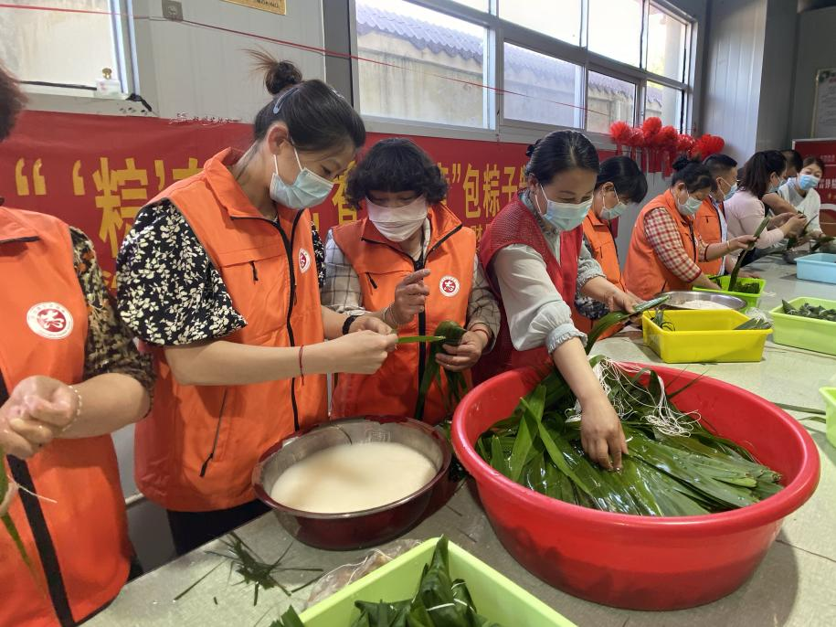 青口供電所黨支部聯(lián)合生產(chǎn)生活服務(wù)中心分會(huì)、黃沙坨社區(qū)，共同舉辦“悠悠艾草香 濃濃端午情”系列活動(dòng)。.png